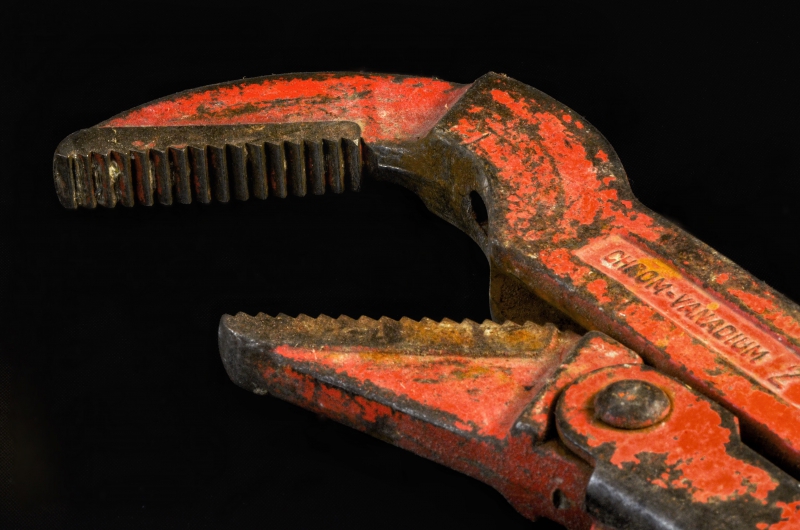 plombier-ENTRECASTEAUX-min_pipe-wrench-318084